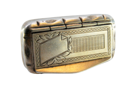 Caixa de rapé em prata guilhochada e friso envolvendo cartela para monograma.